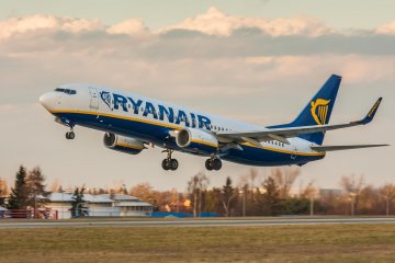 La aerolínea irlandesa de bajo coste Ryanair ha anunciado planes para reducir los vuelos a siete aeropuertos regionales de España en el... La aerolínea irlandesa de bajo coste Ryanair ha anunciado planes para reducir los vuelos a siete aeropuertos regionales de España en el...