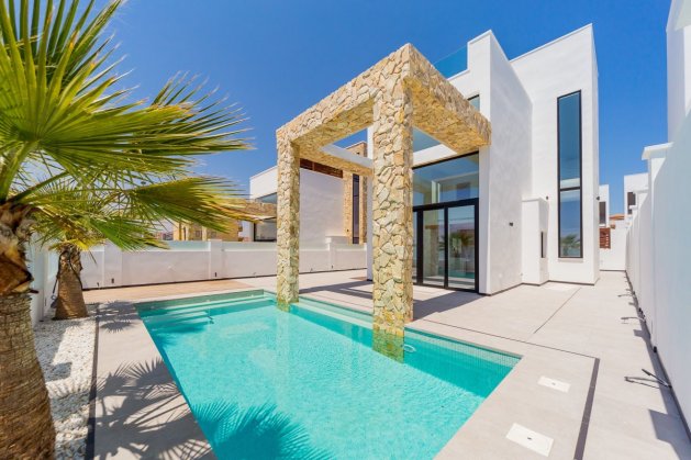 Villa at 700 m from the sea in Torrevieja — image 1
