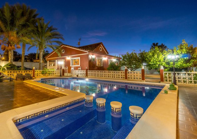 Villa de cuatro dormitorios con piscina en Los Balcones, Torrevieja a 2 km del mar — фото 1