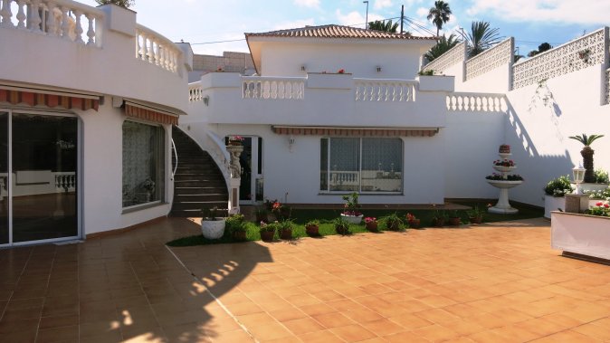 Villa on the first line of the ocean in Los Realejos, Tenerife — image 2
